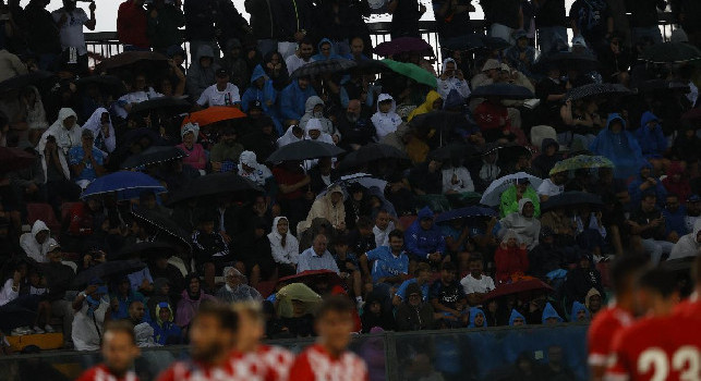 Napoli-Girona, pioggia intensa al Patini: i tifosi scappano per ripararsi, stadio svuotato