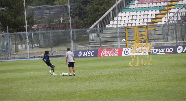 Anguissa alla Ronaldinho: sessione di punizioni in solitaria per il centrocampista | FOTO