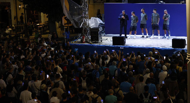 Dieci minuti e via: il breve incontro tra i tifosi del Napoli e quattro giocatori | FOTOGALLERY