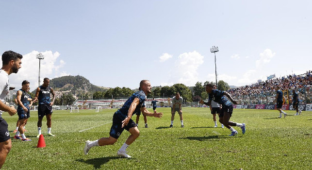 Ritiro Napoli a Castel di Sangro: in campo Osimhen, 'salto triplo' anche per lui! Conte e Stellini 'allenano' fase offensiva e difensiva | VIDEO