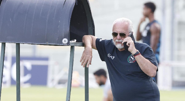 Si rivede a bordocampo De Laurentiis! Il presidente del Napoli è impegnato al telefono in panchina