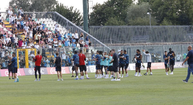 Il Napoli e Conte salutano i tifosi, tutto il pubblico intona 'sarò con te'! | FOTOGALLERY