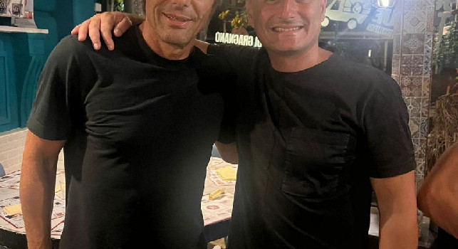 Pizza per Antonio Conte a Ferragosto, il mister del Napoli da Johnny Take Uè | FOTO