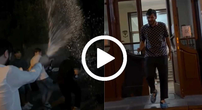 Kvara diventa pap&agrave;, la famiglia stappa champagne e auguri al georgiano fuori l'ospedale | VIDEO