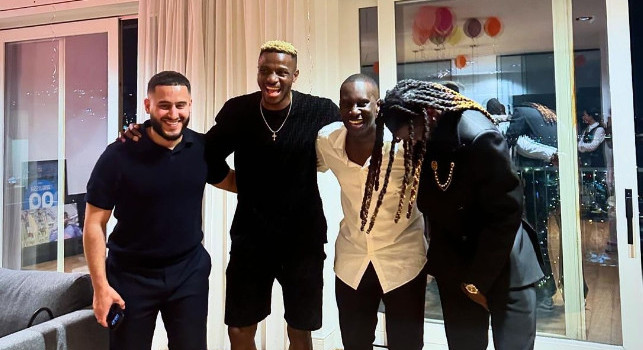 Osimhen è ancora a Napoli, party a casa Anguissa: Victor sereno in attesa del futuro | VIDEO