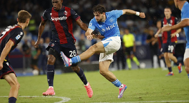 Bentornato Kvaradona: dal cilindro magico tira fuori ogni cosa. Kvara show: le pagelle dei quotidiani