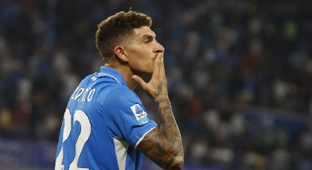 Fa irruzione in area come un carrarmato. Di Lorenzo gol ed abbraccio con la Curva: le pagelle dei quotidiani