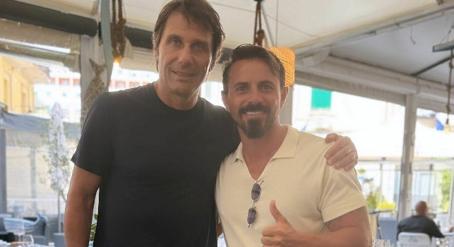 Conte a pranzo al Borgo Marinari: spunta un direttore sportivo illustre a tavola con lui!