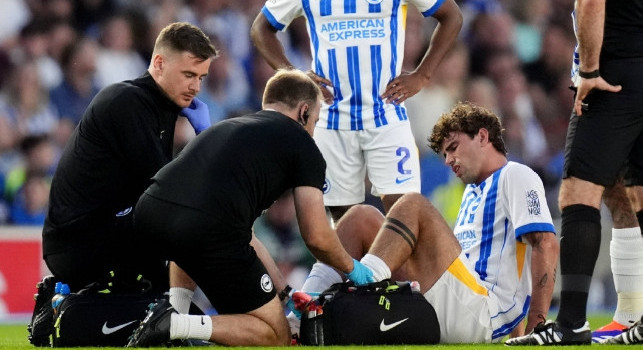 Brighton, preoccupazione per l'infortunio di O'Riley: lascia lo stadio in stampelle | VIDEO