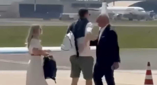 McTominay è atterrato a Napoli! Micheli lo accoglie in pista d'atterraggio a Capodichino | VIDEO