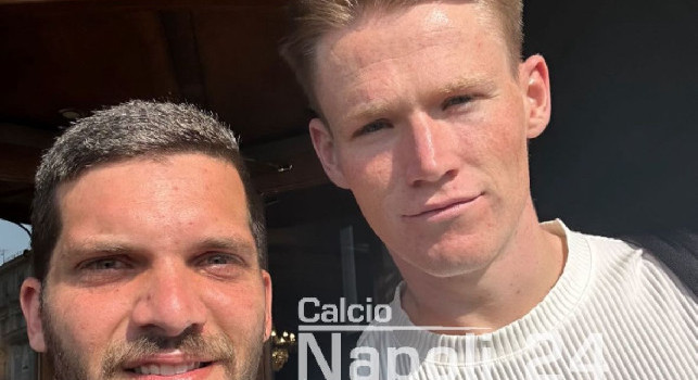 Prima foto di McTominay con un tifoso del Napoli: ora visite mediche, firma e annuncio ufficiale | FOTO