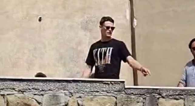 McTominay inizia a godersi la città, visita con la fidanzata a Marechiaro stamattina | VIDEO