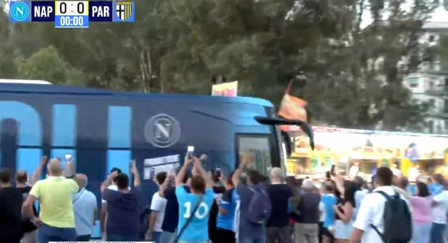 Napoli Parma LIVE, arriva il pullman al Maradona! Grande accoglienza dei tifosi | VIDEO