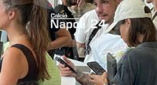 Politano beccato all'aeroporto di Capodichino: l'azzurro in partenza dopo i tre giorni di relax concessi da Conte | FOTO