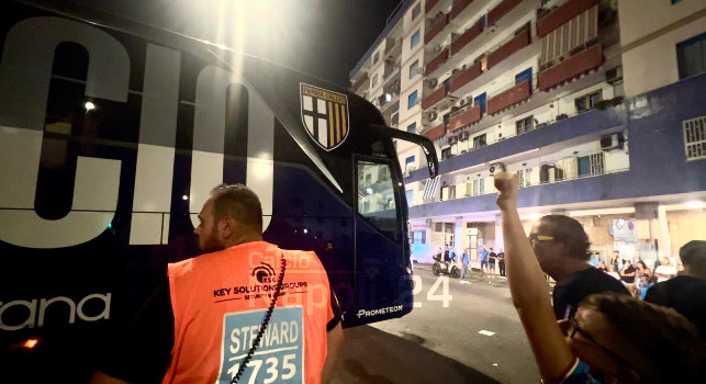 Napoli-Parma, sfottò dei tifosi al bus dei ducali dopo il 2-1 | VIDEO