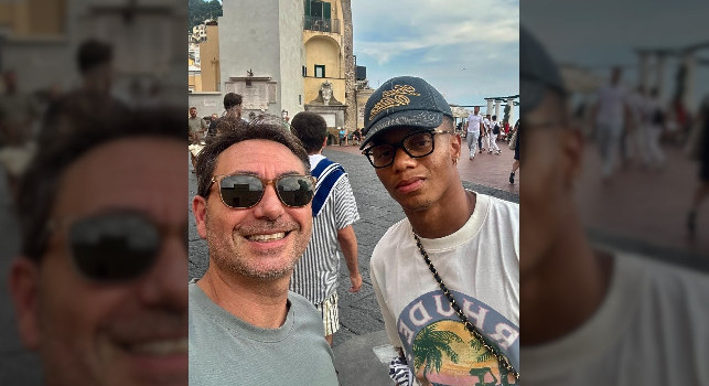 David Neres a Capri dopo la rapina, selfie con un tifoso: Era visibilmente inca**ato nero | FOTO & VIDEO