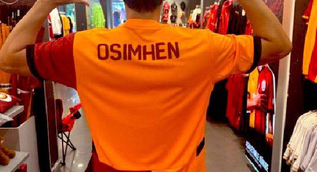 I tifosi del Galatasaray sono pronti per Osimhen, spunta già la prima maglia! | FOTO