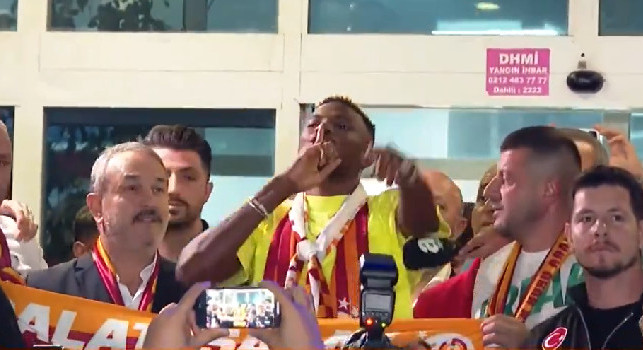 A Istanbul pazzi di Osimhen, il nigeriano intona il coro simbolo dei tifosi del Galatasaray | VIDEO