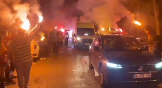 Osimhen a Istanbul, gli ultras del Galatasaray lo accolgono così | VIDEO