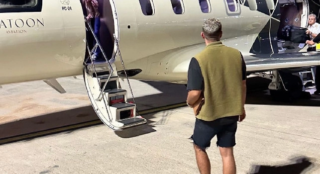 McTominay e Gilmour rientrati a Napoli nella notte! Volo privato da Lisbona e atterraggio all'alba | FOTO