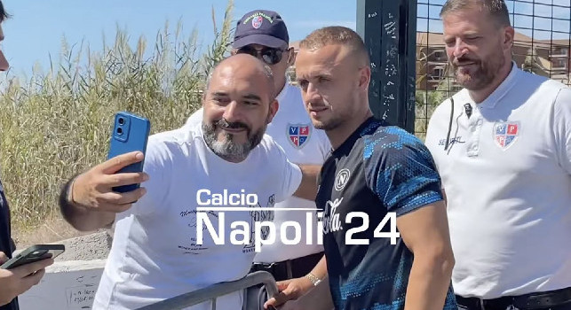 Lobotka fa felici i tifosi a Castel Volturno, foto e autografi dopo l'allenamento | VIDEO CN24