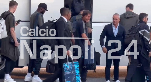 Napoli arrivato a Cagliari, accoglienza da brividi dei tifosi azzurri per Conte e squadra | VIDEO CN24