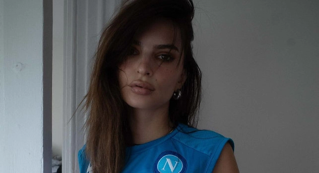 Emily Ratajkowski posa con la maglia del Napoli - FOTO