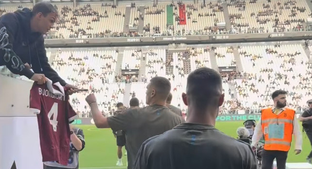Juve-Napoli, tifoso granata sugli spalti mostra maglia del Toro a Buongiorno | FOTO