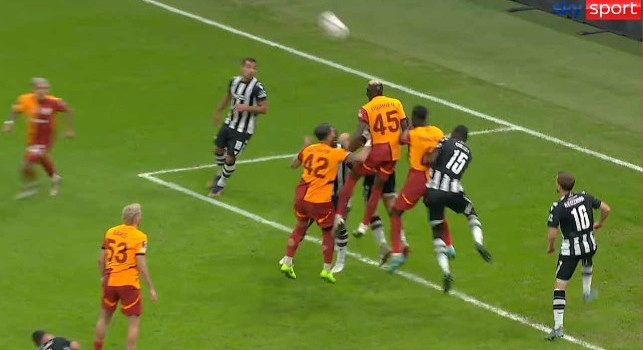 Galatasaray-PAOK, Osimhen provoca l’autogol e fa assist sul 3-1 | VIDEO