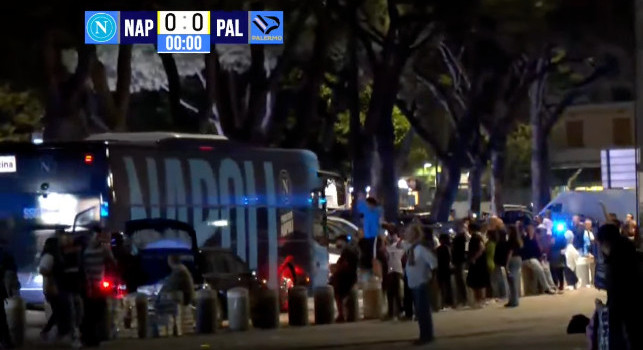 Napoli Palermo LIVE, arriva il pullman al Maradona! Grande accoglienza dei tifosi | VIDEO