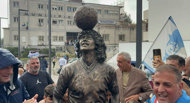 Bruscolotti fa visita alla statua di Maradona a Casalnuovo, il sindaco: Un momento emozionante e ricco di ricordi | VIDEO