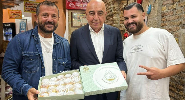 Galliani arriva a Napoli col Monza e assaggia una prelibatezza culinaria partenopea | FOTO