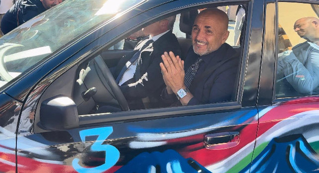 Spalletti emozionato, l'arrivo al Santobono tra due ali di folla | VIDEO