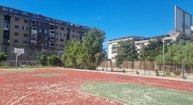 Club Napoli Pollena Trocchia, nuovi canestri per il campo polivalente | FOTO