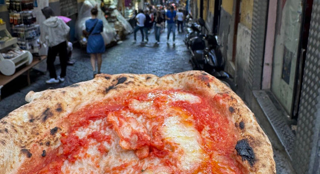 Un po' di pizza napoletana pre match?: il Como in giro per la città a poche ore dalla partita | FOTO