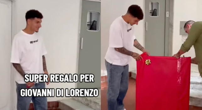 Bellissimo regalo per Di Lorenzo, dono da un artista napoletano | VIDEO