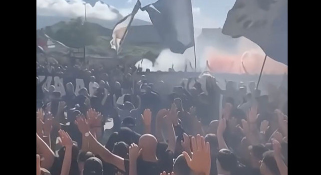 Stamattina i funerali di Rececconi, ultimo saluto da brividi con gli ultras | VIDEO