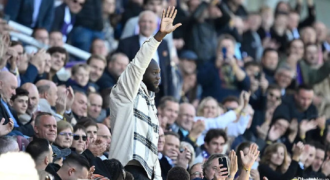 Lukaku allo stadio per Anderlecht-Standard Liegi, Big Rom osannato dai tifosi festeggia negli spogliatoi | VIDEO