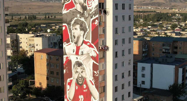 In Georgia un murale gigantesco per Kvaratskhelia! Dipinto un intero palazzo | FOTO