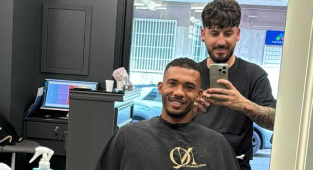 Juan Jesus ritrova il sorriso dal barbiere, prima immagine dopo il tentativo di furto | FOTO