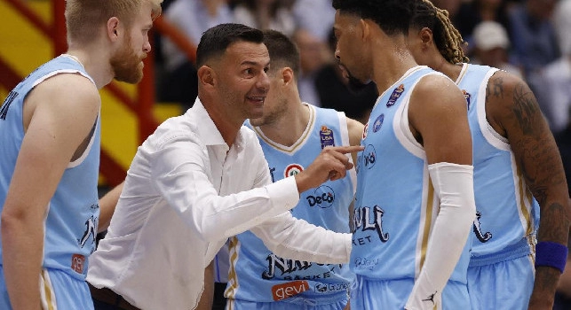 Terza sconfitta consecutiva per il Napoli Basket: la squadra di Milicic crolla anche a Sassari senza Pangos