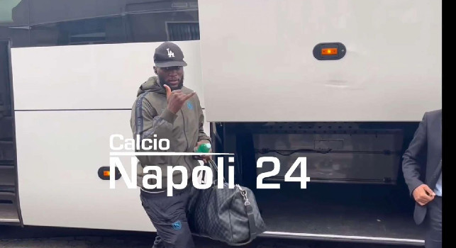 Il Napoli parte per Empoli, squadra blindatissima alla stazione: gesto di Lukaku ai tifosi | VIDEO CN24