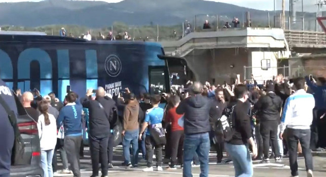 Pullman Napoli arrivato allo stadio, sentite cosa urlano i tifosi! | VIDEO CN24