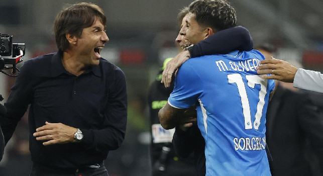 Un regalo per Maradona. Firmato con un bigliettino di auguri da Conte