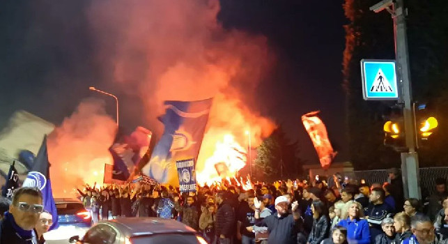 Napoli-Atalanta 0-3, nerazzurri accolti al ritorno a Bergamo da cori, fuochi d'artificio e 2000 tifosi | VIDEO