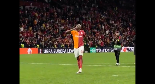 Apoteosi Osimhen, festa con la tifoseria del Galatasaray dopo la doppietta | VIDEO