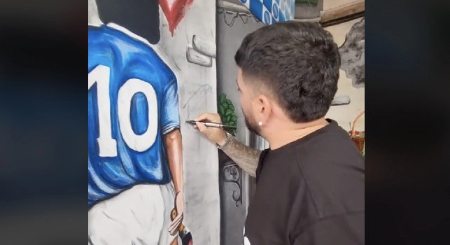 Diego Armando Maradona junior firma un bellissimo murale dedicato al pap&agrave; | VIDEO