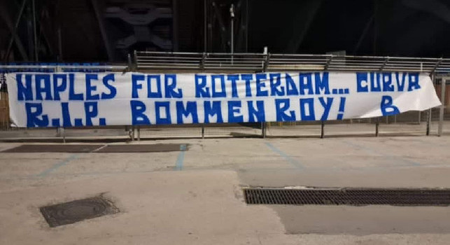 Striscione fuori allo stadio Maradona: Naples for Rotterdam: R.I.P. Bommen Roy | FOTO