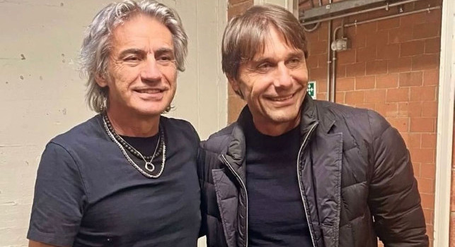 Conte è tornato a Torino, scatto con Ligabue dopo il concerto al Teatro Regio | FOTO