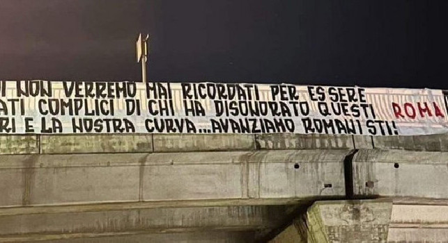 Napoli-Roma, striscione gruppo ultras romanista: Non verremo mai ricordati per essere stati complici di chi ha disonorato questi colori e la nostra curva | FOTO